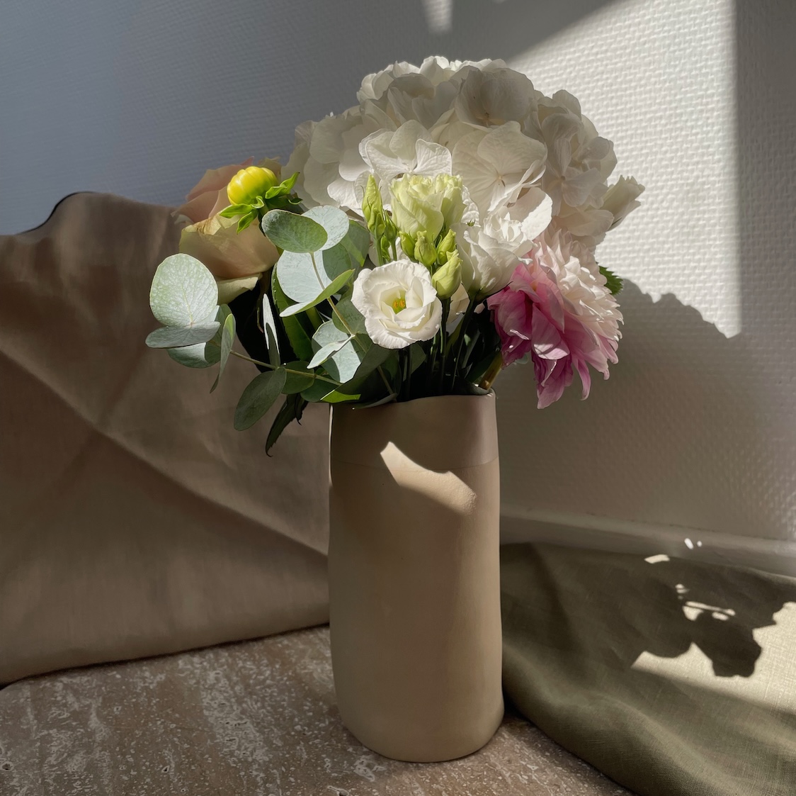 2 vase - Création de l'atlier créer son vase en céramique Vase en céramique remplie de fleures réalisé en atelier diy