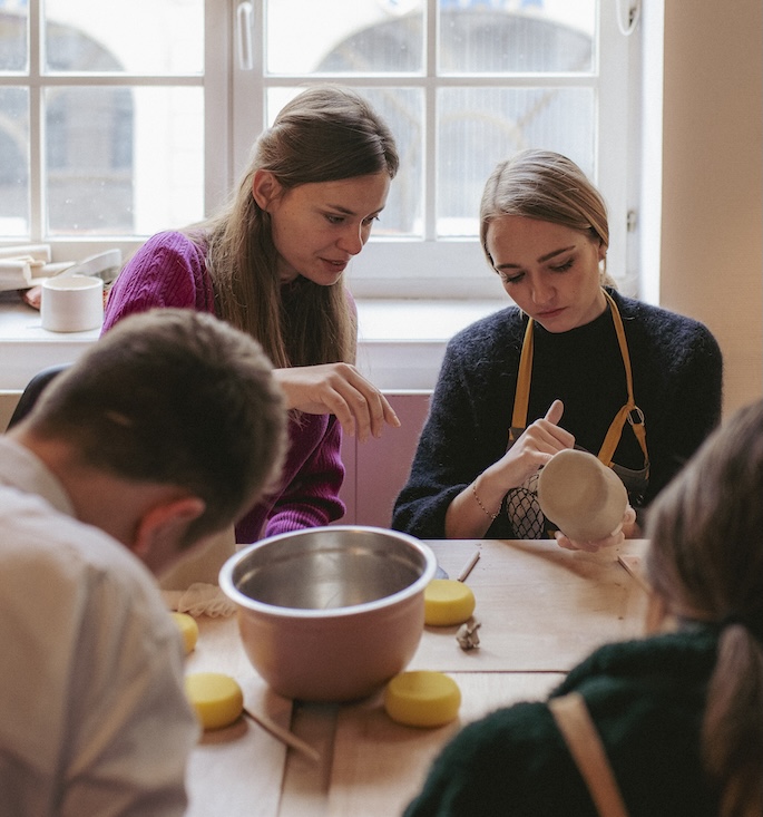7 Sidonie et ses cleints en atelier céramique